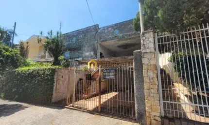 Casa assobradada ambientes amplos em excelente localização!
