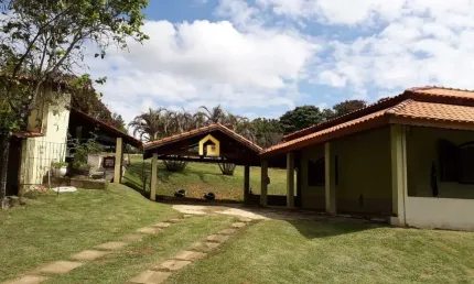 Chácara em Salto de Pirapora. Com construção de casa com 2 suítes.