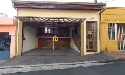 Casa com 3 dormitórios sendo uma suite, com duas vagas de garagem coberta e acesso pelas duas da quadra.