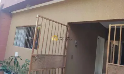 Casa com dois quartos, sendo uma suíte, com duas vagas de garagem coberta