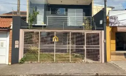 Casa  sobrado, excelente e adaptada para comércio, podendo considerar 07 salas.
