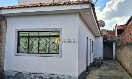 Casa térrea com 3 quartos sendo uma suíte e duas vagas de garagem