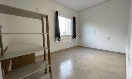 Casa em condomínio fechado com 3 quartos para alugar na Rua Antônio Lourenço Rosa, 225, Mato Grande, Canoas, 98 m2 por R$ 3.050