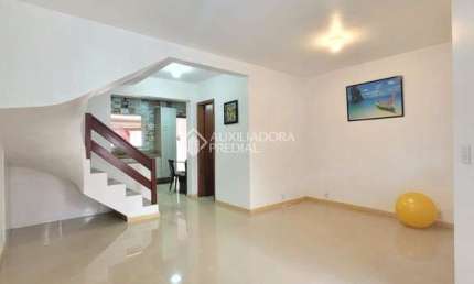 Casa em condomínio fechado com 4 quartos para alugar na Rua José Antônio Chaise, 47, Hípica, Porto Alegre, 140 m2 por R$ 2.680