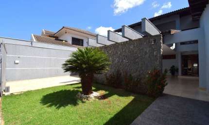 Sobrado em área bem situada, residencial, de alto padrão. Uma excelente escolha para quem valoriza qualidade de vida, segurança e conforto.