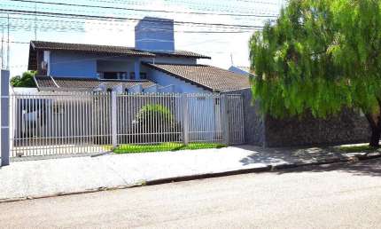 Sobrado em área bem situada, residencial, de alto padrão. Uma excelente escolha para quem valoriza qualidade de vida, segurança e conforto.