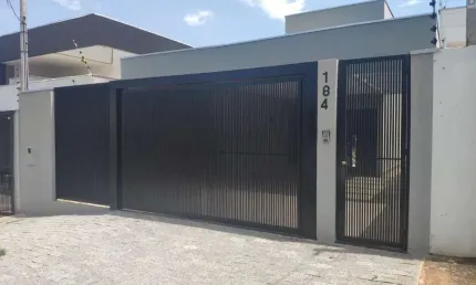 Casa com 3 quartos à venda na Rua Pioneiro Jones Sales Pontes, 184, Jardim Munique, Maringá