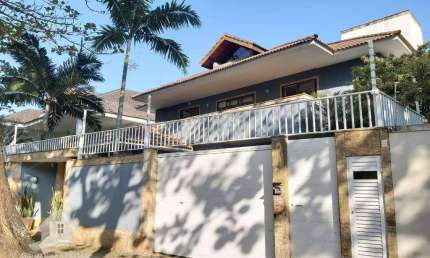 Casa triplex à venda com 5 quartos, 1.400 m² por R$7.900.000 na Barra da Tijuca - Rio de Janeiro / RJ.