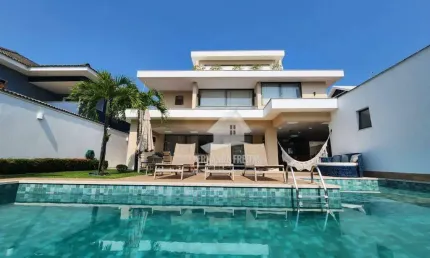 Casa triplex à venda de 5 suítes, 680 m² por R$ 10.000.000 - Barra da Tijuca - Rio de Janeiro/RJ.