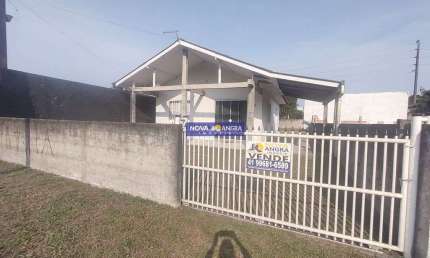 Residência em alvenaria com amplo espaço de terreno
