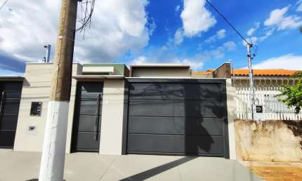 Casa para Venda em Campo Grande, Recanto dos Pássaros, 3 dormitórios, 1 suíte, 2 banheiros, 2 vagas