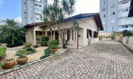 Casa à venda com 3 quartos sendo 1 suíte no bairro Santa Terezinha
