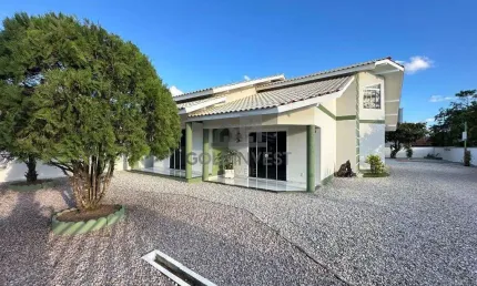 Casa no Bairro Rio Branco com 155 m², possui 3 quartos sendo 1 suíte com banheira, 2 vagas de garagem, área de festas, amplo espaço de terreno.