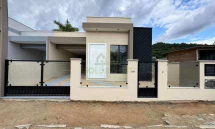 Casa baixa com 3 quartos, sendo 1 suíte, localizada no bairro Guabiruba Sul a 5 minutos do Centro da Cidade