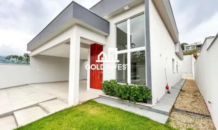 Casa térrea moderna com 3 quartos (1 suíte) com amplo terreno no bairro Primeiro de Maio