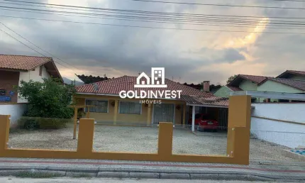 Casa solta no centro com 3 quartos! ótimo espaço de terreno.