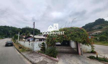 Residência Espaçosa com Área de Festas e Galpão Multifuncional