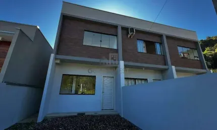 Sobrado com passagem lateral e 2 suítes no bairro Águas Claras