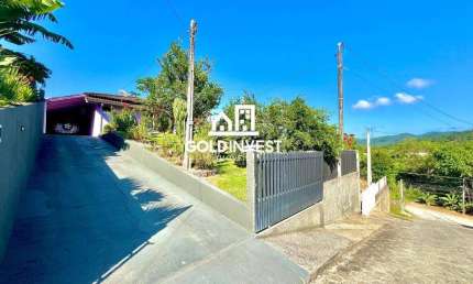 Casa de 140 m² com 4 quartos sendo 1 suíte no Bairro Aguas Claras com 2 vagas cobertas e churrasqueira.