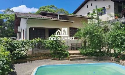 Casa com piscina no bairro souza cruz a poucos minutos do centro .