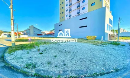 Terreno com 392 m² no bairro santa rita todo plano e pronto para construir com escritura, pode ser financiado a 5 minutos do centro de brusque