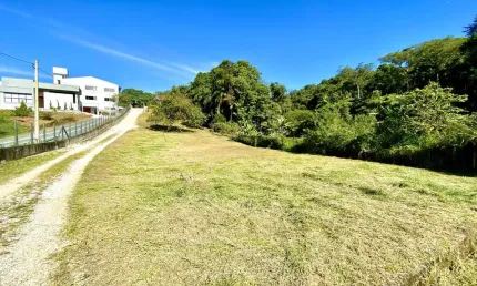 Terreno com mais de 5 mil m² no Bairro Guarani, rua geral, 3,5 km do Centro de Brusque