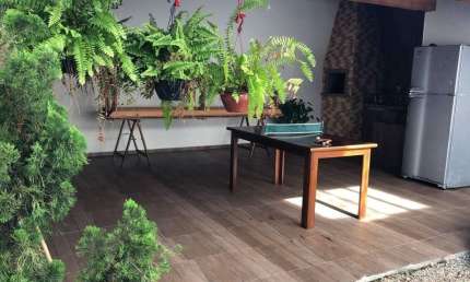 Casa com 3 quartos 2 vagas área de festa com churrasqueira com fogão a lenha