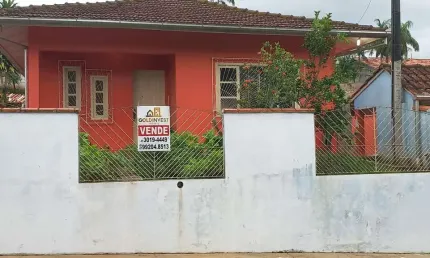 Casa solta com 3 quartos ( 1 suíte) com amplo espaço de terreno