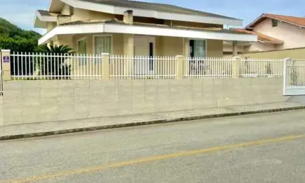 Casa de Alto Padrão semi mobiliada com 205 m² no Bairro Souza Cruz, Loteamento Bruschal com 3 quartos sendo 1 suíte, garagem para 2 carros com piscina
