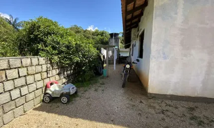 Casa com 3 quartos e amplo terreno no bairro Cedro Alto