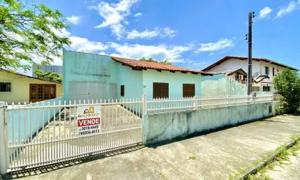Terreno no Bairro Pereque em Porto Belo com 300 m² e casa com 3 quartos, área de festas vaga para 2 carros