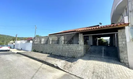 Casa no Bairro Planalto com 3 quartos sendo 2 suítes.