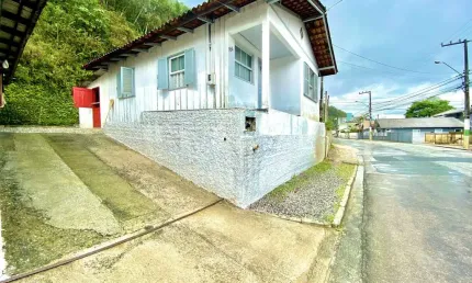 Casa no bairro guarani com 2 quartos, 2 vagas de garagem, a 5 minutos do centro de brusque