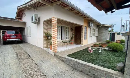 Casa com 3 quartos sendo 1 suite para venda no centro de Brusque