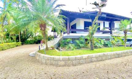 Casa de Alto Padrão semi mobiliada a 16 minutos do Centro de Brusque com 231,64 m² e terreno com 2.584 m² com 4 quartos sendo 1 suíte com piscina, sal