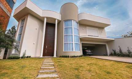 Casa de alto padrão com 4 quartos sendo duas suítes