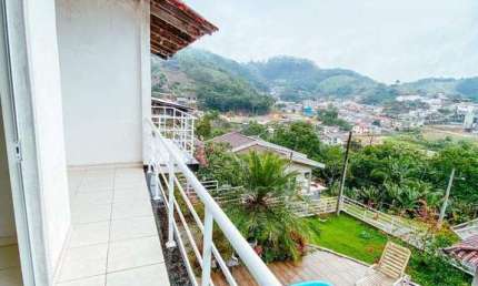 Casa com 3 quartos com 180 m² com piscina e área de festas com 2 vagas garagem Bairro Cedrinho a 13 minutos do Centro de Brusque