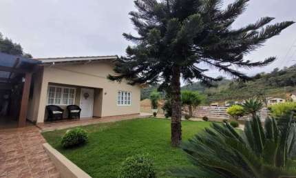 Casa solta com 3 quartos com amplo espaço de terreno