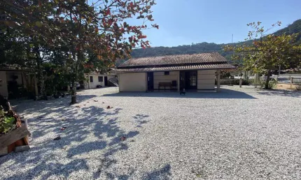 Casa com 3 quartos 135 m² Travessa Lagoa Dourada terreno grande com 804 m² a 10 minutos centro de Brusque