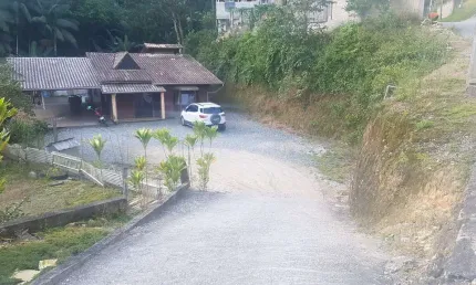 Casa com 3 quartos, piscina, área de festas, garagem para 4 carros, terreno com 690 m² a poucos minutos do centro de Brusque