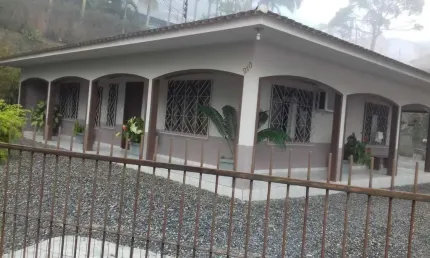 Casa com 5 quartos (sendo 2 suítes) e um amplo terreno localizado n o bairro Nova Brasília