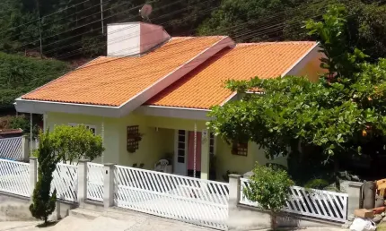 Casa com amplo terreno e 3 quartos no bairro Souza Cruz próximo ao centro