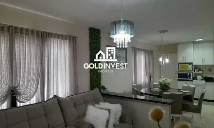 Casa com 2 quartos, sala ampla e excelente localização, próxima de mercados, farmácias, postos de gasolina, banco e academia.
