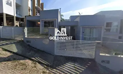 Casa térrea com 2 quartos com passagem lateral no bairro São Pedro