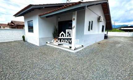 Casa solta 100% mobiliada com 3 quartos localizada no Centro da Guabiruba em terreno de 380 m²