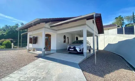 Casa solta com amplo espaço de terreno no bairro souza cruz
