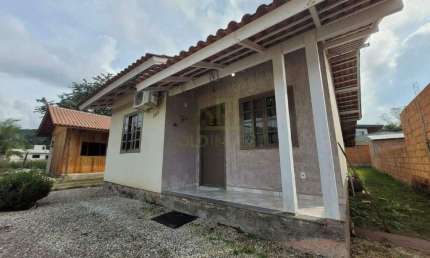 Casa á venda no Bairro São Pedro em Guabiruba com amplo espaço de terreno