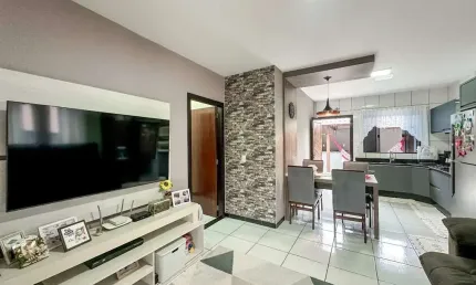 Casa de três quartos com piscina e área de festas e três vagas de garagem, localizada a apenas quinze minutos do coração da cidade.