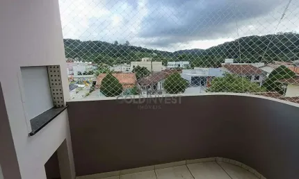 Apartamento semi mobiliado com 2 quartos, sacada e excelente localização!