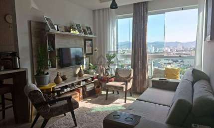 Apartamento de 2 quartos, sendo 1 suíte, mobiliado e muito bem localizado em Camboriú